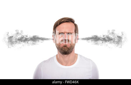 L'homme stressante avec de la fumée ou la fumée sortir de ses oreilles isolé sur fond blanc. Banque D'Images