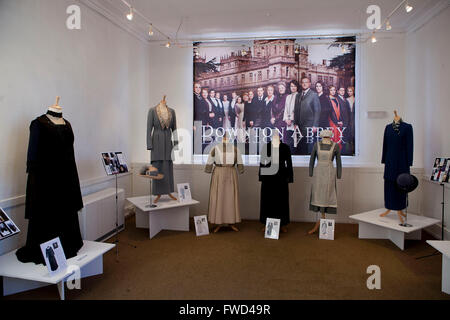 Downton Abbey sur voir robes au West Ox Art Gallery de Bampton, Oxforshire 31.8.-29.9.2013 Banque D'Images