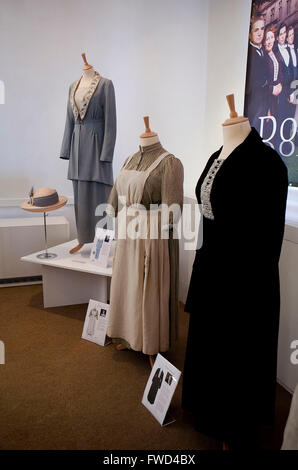 Downton Abbey sur voir robes au West Ox Art Gallery de Bampton, Oxforshire 31.8.-29.9.2013 Banque D'Images