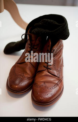 Downton Abbey sur voir robes au West Ox Art Gallery de Bampton, Oxfordshire 31,8 -29,9..2013 : chaussures portées par Lord Grantham Banque D'Images