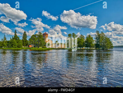 Vue sur le lac avec des réflexions d'Olavinlinna Olofsborg, le 15e siècle de trois tours médiévales château situé dans la région de Savonlinna, Finlande Banque D'Images