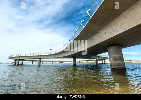 Jose Ignacio, l'Uruguay, le 08 mars 2016 - Un nouveau pont sur un lagon uruguayen Garzon offrant une vue à 360 degrés, remplace un système Banque D'Images