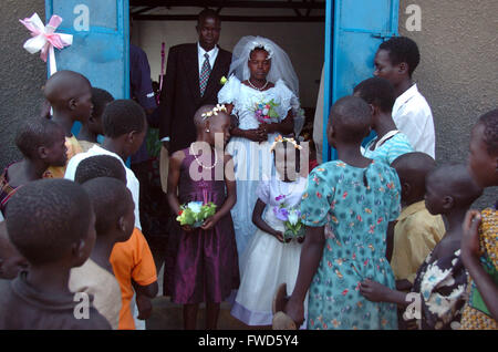 Lacekocot, Pader, en Ouganda. Famille et amis se réunissent pour le mariage de groupe de six couples d'Acholi sur l'IDP de Lacekocot. Banque D'Images