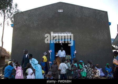 Lacekocot, Pader, en Ouganda. Amis et famille se réunissent à l'extérieur de l'église pour le mariage d'Acholi des couples sur un camp de réfugiés en Afrique. Banque D'Images