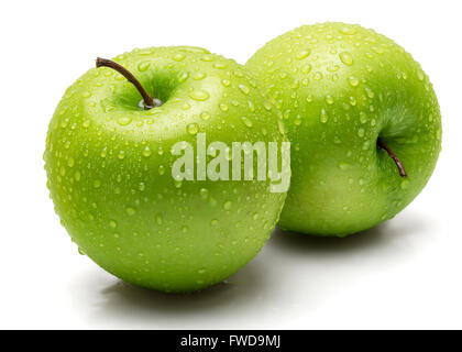 Pomme verte fraîche parfait isolé sur fond blanc avec de l'eau baisse dans toute la profondeur de champ avec chemin de détourage. Banque D'Images