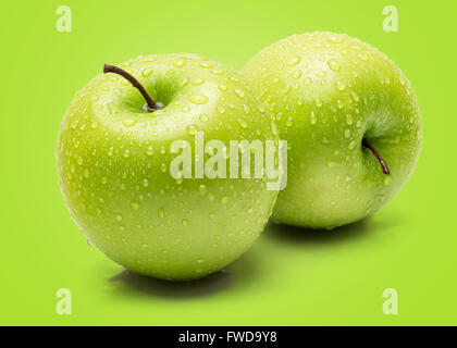 Pomme verte fraîche parfait isolé sur fond vert dans toute la profondeur de champ. Banque D'Images