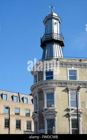 Le phare, King's Cross, Londres, Angleterre, une publicité pour l'Netten Oyster Bar. Banque D'Images