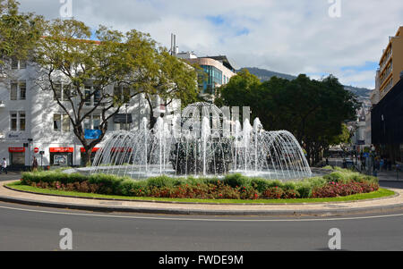 Fontaine au milieu du rond-point, Rotunda do Infante ou Praça do Infante à Funchal, Madeira, Portugal Banque D'Images