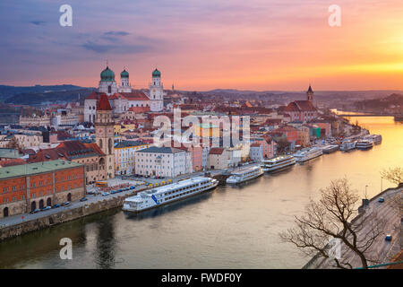 Passau. Passau skyline pendant le coucher du soleil, Bavière, Allemagne. Banque D'Images
