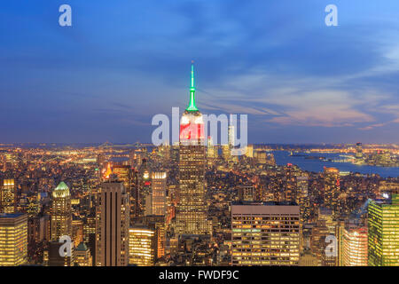 Vue aérienne les toits de la ville de New York pendant l'heure du coucher de soleil. Banque D'Images