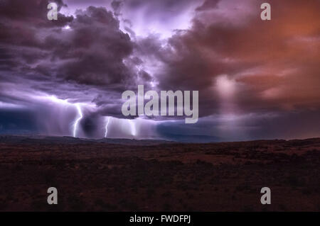 Un puissant orage fait rage à travers le désert du parc national Arches dans l'Utah. Banque D'Images