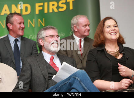 Le président du Sinn Fein Gerry Adams rit pendant un meeting électoral européen dans le sud de Belfast, en Irlande du Nord, lundi 5 mai 2014. Aussi dans la photo (de gauche à droite) Conor Murphy, Martin McGuinness & Mary Lou McDonald. Banque D'Images