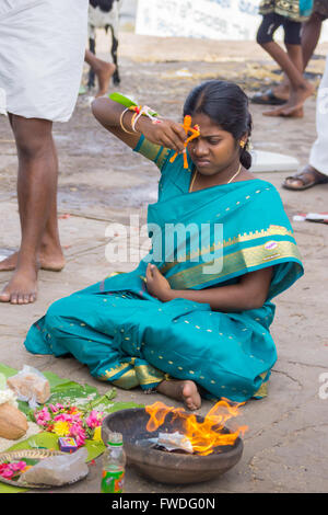 Mumbai, Inde - le 15 octobre 2013 : le rituel religieux pour promouvoir la conception et la grossesse à Amma Mandapam. Banque D'Images