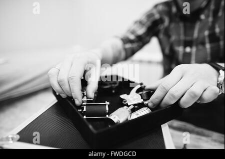 La main de maître de tatouage/tattoo machine à Banque D'Images