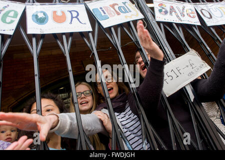 Les militants protestent contre la fermeture par le conseil de Lambeth de la Bibliothèque Carnegie à Herne Hill, Londres du sud restent à l'intérieur des locaux le jour 3 de son occupation, 3e avril 2016. La colère de la communauté locale dans le département du sud ont occupé leurs ressource importante pour l'apprentissage et de rencontre pour la fin de semaine. Après une longue campagne menée par les sections locales, Lambeth sont allés de l'avant et fermé les portes de la bibliothèque pour la dernière fois parce qu'ils disent, les coupes dans leur budget des millions moyenne doit être enregistré. Une salle de sport va remplacer la bibliothèque de travail et alors que certains des 20 000 livres sur des étagères resteront, pas les bibliothécaires wil Banque D'Images