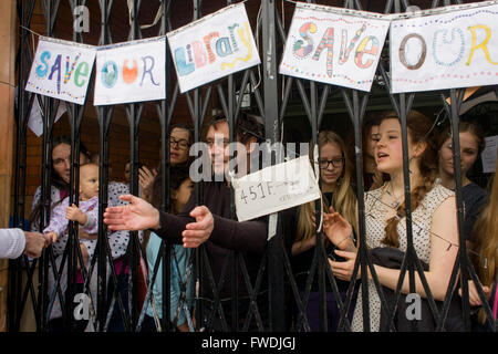 Les militants protestent contre la fermeture par le conseil de Lambeth de la Bibliothèque Carnegie à Herne Hill, Londres du sud restent à l'intérieur des locaux le jour 3 de son occupation, 3e avril 2016. La colère de la communauté locale dans le département du sud ont occupé leurs ressource importante pour l'apprentissage et de rencontre pour la fin de semaine. Après une longue campagne menée par les sections locales, Lambeth sont allés de l'avant et fermé les portes de la bibliothèque pour la dernière fois parce qu'ils disent, les coupes dans leur budget des millions moyenne doit être enregistré. Une salle de sport va remplacer la bibliothèque de travail et alors que certains des 20 000 livres sur des étagères resteront, pas les bibliothécaires wil Banque D'Images