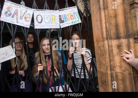 Les militants protestent contre la fermeture par le conseil de Lambeth de la Bibliothèque Carnegie à Herne Hill, Londres du sud restent à l'intérieur des locaux le jour 3 de son occupation, 3e avril 2016. La colère de la communauté locale dans le département du sud ont occupé leurs ressource importante pour l'apprentissage et de rencontre pour la fin de semaine. Après une longue campagne menée par les sections locales, Lambeth sont allés de l'avant et fermé les portes de la bibliothèque pour la dernière fois parce qu'ils disent, les coupes dans leur budget des millions moyenne doit être enregistré. Une salle de sport va remplacer la bibliothèque de travail et alors que certains des 20 000 livres sur des étagères resteront, pas les bibliothécaires wil Banque D'Images