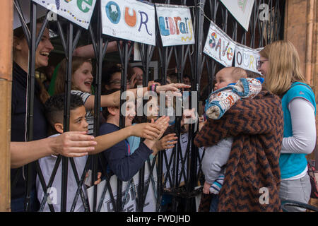 Derrière des grilles verrouillées et recevoir des remerciements de militants locaux, les jeunes militants qui protestent contre la fermeture par le conseil de Lambeth de la Bibliothèque Carnegie à Herne Hill, Londres du sud restent à l'intérieur des locaux le jour 3 de son occupation, 3e avril 2016. La colère de la communauté locale dans le département du sud ont occupé leurs ressource importante pour l'apprentissage et de rencontre pour la fin de semaine. Après une longue campagne menée par les sections locales, Lambeth sont allés de l'avant et fermé les portes de la bibliothèque pour la dernière fois parce qu'ils disent, les coupes dans leur budget des millions moyenne doit être enregistré. Une salle de sport va remplacer la bibliothèque de travail et w Banque D'Images