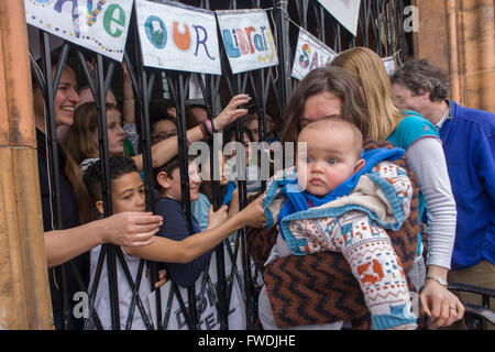 Derrière des grilles verrouillées et recevoir des remerciements de militants locaux, les jeunes militants qui protestent contre la fermeture par le conseil de Lambeth de la Bibliothèque Carnegie à Herne Hill, Londres du sud restent à l'intérieur des locaux le jour 3 de son occupation, 3e avril 2016. La colère de la communauté locale dans le département du sud ont occupé leurs ressource importante pour l'apprentissage et de rencontre pour la fin de semaine. Après une longue campagne menée par les sections locales, Lambeth sont allés de l'avant et fermé les portes de la bibliothèque pour la dernière fois parce qu'ils disent, les coupes dans leur budget des millions moyenne doit être enregistré. Une salle de sport va remplacer la bibliothèque de travail et w Banque D'Images