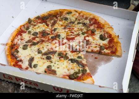 Pizza italienne originale chaud en boîte carton, Italie Banque D'Images