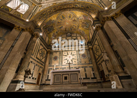 Autel dans le baptistère de la cathédrale Duomo, au centre de Florence, le baptistère de Florence, Italie, de l'intérieur, l'Europe de l'UE Banque D'Images