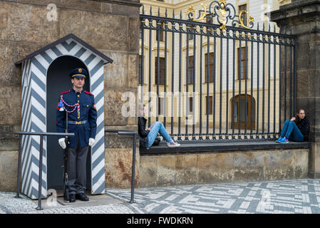 La garde à l'entrée du Château de Prague, en République Tchèque Banque D'Images
