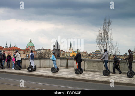 Les touristes sur un Segway visite guidée traversant une route, Prague (Praha), République Tchèque, Europe Banque D'Images