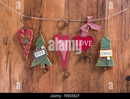 Décorations de Noël Noël en bois coeur et bell pendaison sur fond de bois Banque D'Images