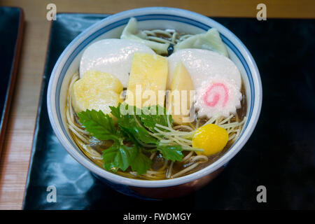 Modèle culinaire qui imite un bol de nouilles Okame Soba en plastique ou en cire connu au Japon sous le nom de « shokuhin sampuru » exposé dans une vitrine de restaurant à Tokyo au Japon Banque D'Images