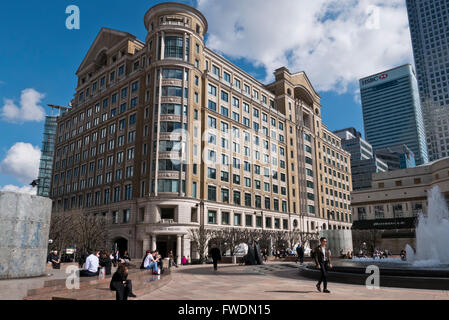 Un immeuble moderne dans le Square Cabot à Canary Wharf à l'Est de Londres, Royaume-Uni. Banque D'Images