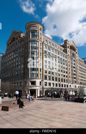 Un immeuble moderne dans le Square Cabot à Canary Wharf à l'Est de Londres, Royaume-Uni. Banque D'Images