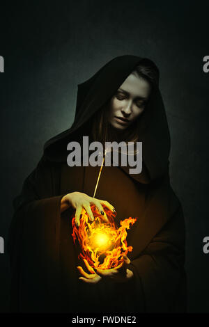 Dark sorceress coulée magique flammes . Portrait de fantaisie Banque D'Images