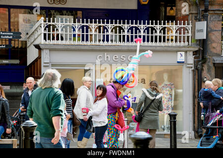 Vendeur de rue dans le centre-ville de Chester, Chester vente Modèles de ballon, Angleterre, Royaume-Uni Banque D'Images