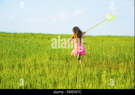 Fille avec un filet à papillons. Banque D'Images