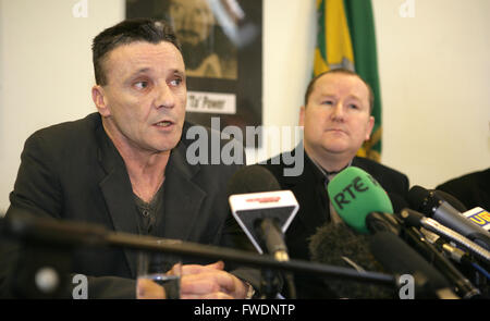 Ancien AIDN (Armée de libération nationale irlandaise) prisonnier Willie Gallagher anounces que l'AIDN a disposé de ses armes au cours d'une conférence de presse à Belfast, en Irlande du Nord, Lundi, Février 8th, 2010. L'AIDN, dont les victimes de meurtre inclus le député conservateur, Airey Neave est considéré avoir disposé de son arsenal au cours des dernières semaines. Un petit groupe d'impitoyable, qui a tué plus de 120 personnes, il a annoncé en octobre qu'il avait l'intention de poursuivre ses objectifs par des moyens exclusivement pacifiques. Le corps paramilitaire républicaine est soupçonné d'avoir été responsable de 111 assassinats depuis sa création en 1975 jusqu'à sa fin Banque D'Images