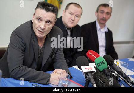 Ancien AIDN (Armée de libération nationale irlandaise) prisonnier Willie Gallagher (à gauche) que l'AIDN anounces a disposé de ses armes au cours d'une conférence de presse à Belfast, en Irlande du Nord, Lundi, Février 8th, 2010. L'AIDN, dont les victimes de meurtre inclus le député conservateur, Airey Neave est considéré avoir disposé de son arsenal au cours des dernières semaines. Un petit groupe d'impitoyable, qui a tué plus de 120 personnes, il a annoncé en octobre qu'il avait l'intention de poursuivre ses objectifs par des moyens exclusivement pacifiques. Le corps paramilitaire républicaine est soupçonné d'avoir été responsable de 111 assassinats depuis sa création en 1975 jusqu'à ce qu'il Banque D'Images