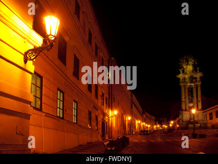 Lumière de rue sur la place principale de Banska Stiavnica, Slovaquie dans la nuit Banque D'Images