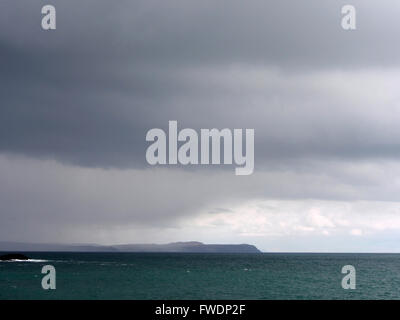 Sombres nuages sur l'autre port, Wemyss, Islay, Ecosse Banque D'Images