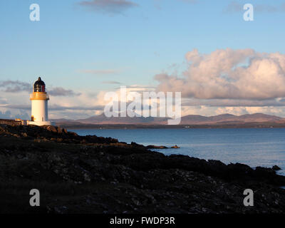 Lumière du soir sur phare, Port Ellen, Islay, l'Écosse avec Paps of Jura derrière Banque D'Images