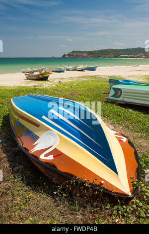 Sri Lanka, Trincomalee, Dutch Bay, bateaux de pêche colorés sur la plage Banque D'Images