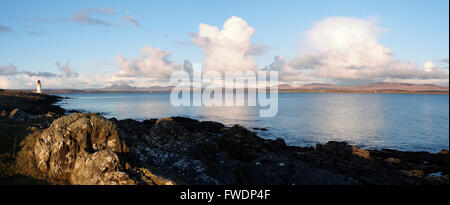 Lumière du soir sur phare, Port Ellen, Islay, Ecosse Banque D'Images
