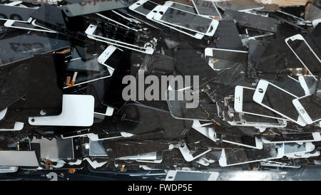 Pile de téléphones mobiles cassés Banque D'Images