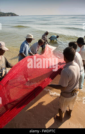 Sri Lanka, Trincomalee, Néerlandais, les pêcheurs de la baie de halage de pêche en fer à cheval rouge de la rive nette Banque D'Images