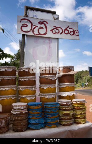 Sri Lanka, Galoya, buffalo caillé dans des pots d'argile pour la vente dans les stall Banque D'Images