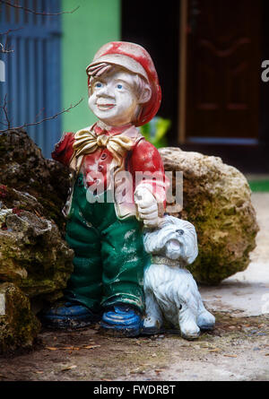 Statue de nain de jardin coloré avec petit chiot Banque D'Images