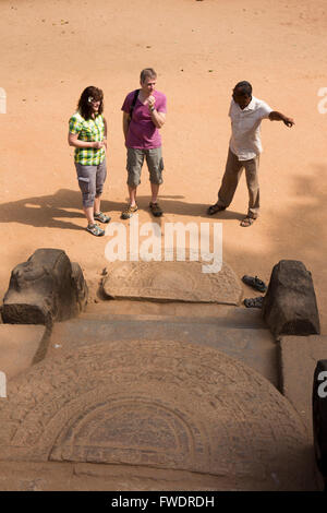 Sri Lanka, Polonnaruwa, citadelle, Palais Royal, les visiteurs de lune, d'une salle d'audience Banque D'Images