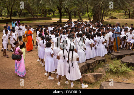 Sri Lanka, Polonnaruwa, citadelle, fête de l'école locale visiter Palais Royal par addressd enseignant Banque D'Images