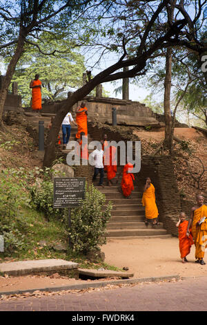 Sri Lanka, Polonnaruwa, Quadrangle, des moines bouddhistes en ordre décroissant comme suit Banque D'Images