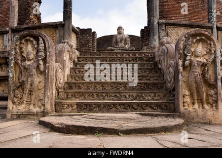 Sri Lanka, Polonnaruwa, Quadrangle, Vatadage, guardstone et Bouddha central Banque D'Images