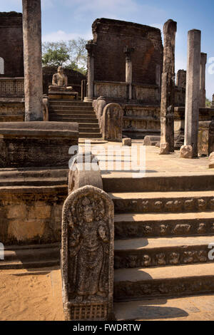 Sri Lanka, Polonnaruwa, Quadrangle, Vatadage, guardstone et Bouddha central Banque D'Images